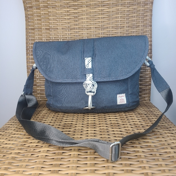 Doughnut Outdoor Adventure Other - Doughnut Outdoor Adventure Coconino Crossbody Messenger Bag Charcoal Gray NWOT